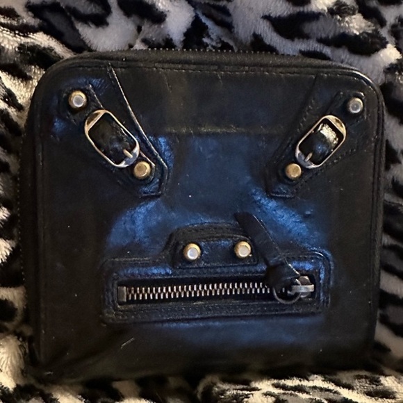 Beautiful Designer Wallet !! Soft as BUTTER!! - Picture 2 of 7